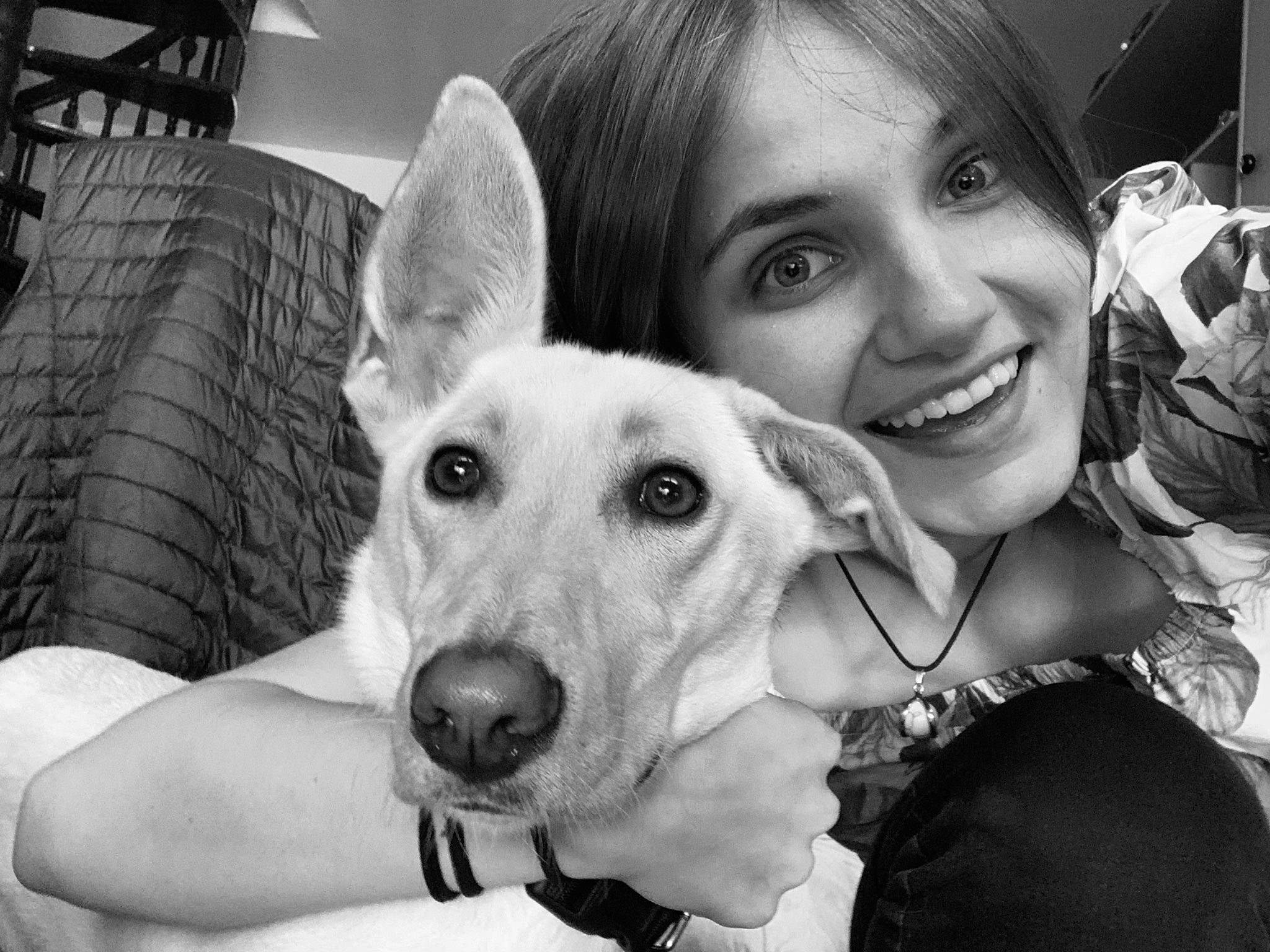 Jack participe au concours pour gagner de l'argent avec cette photo : black, black_and_white, carnivore, companion_dog, dog, dog_breed, ear, fawn, flash_photography, fun, gesture, happy, jaw, monochrome, monochrome_photography, nose, photograph, smile, style, white