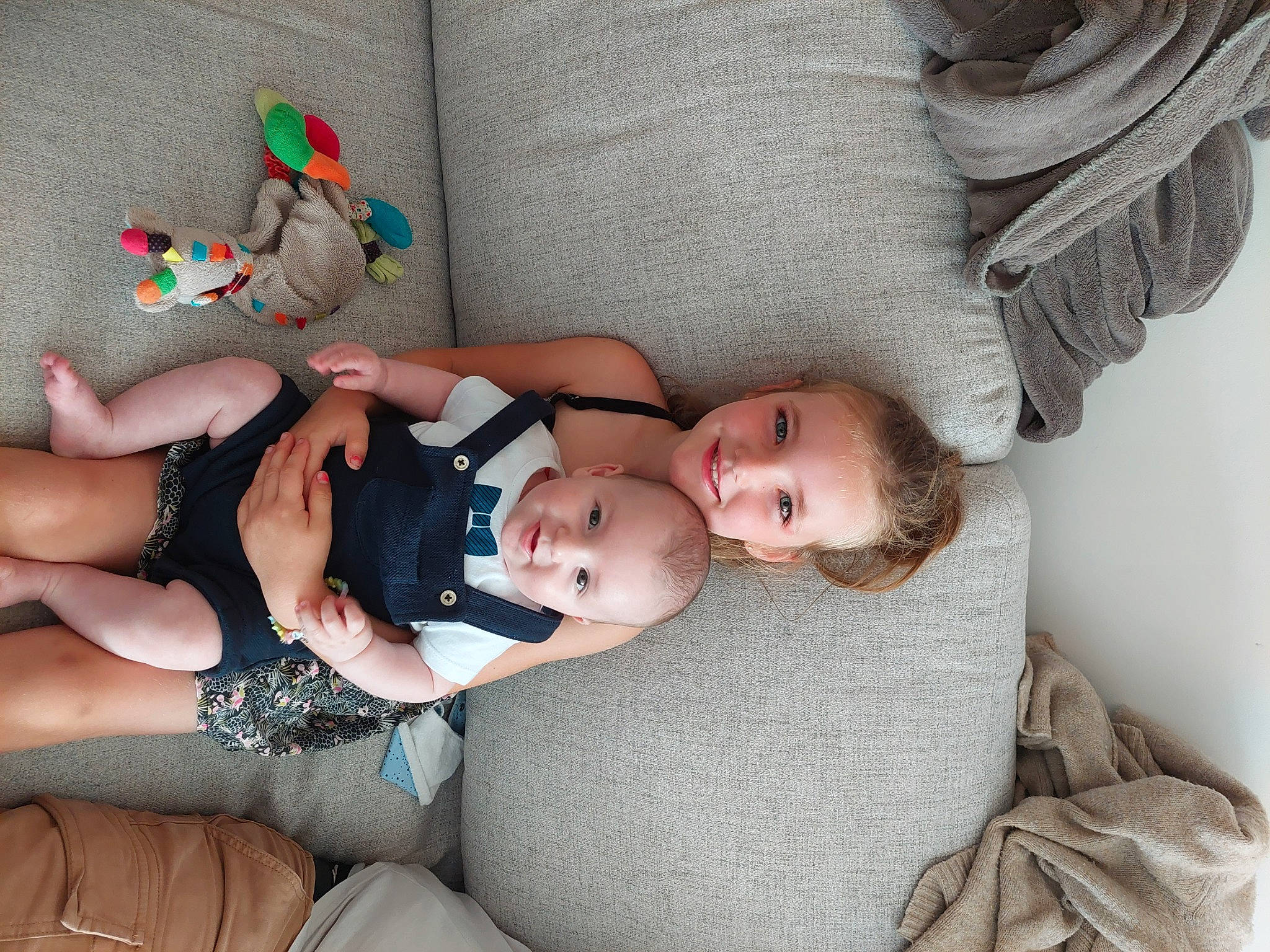 Léonie participe au concours pour gagner de l'argent avec cette photo : abdomen, arm, child, comfort, fashion_accessory, foot, head, headgear, human_leg, joint, joy, knee, linens, pattern, person, shorts, sitting, skin, sun_hat, thigh