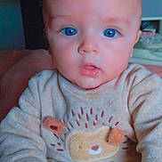 Kayden a rejoint le concours — aidez-le/la à gagner de superbes lots ! baby, baby_boy, baby_girl, blue_eyes, child, closeup, clothing, curious, cute, expression, face, hand, hedgehog_design, indoor, infant, person, portrait, skin, sweater, toy