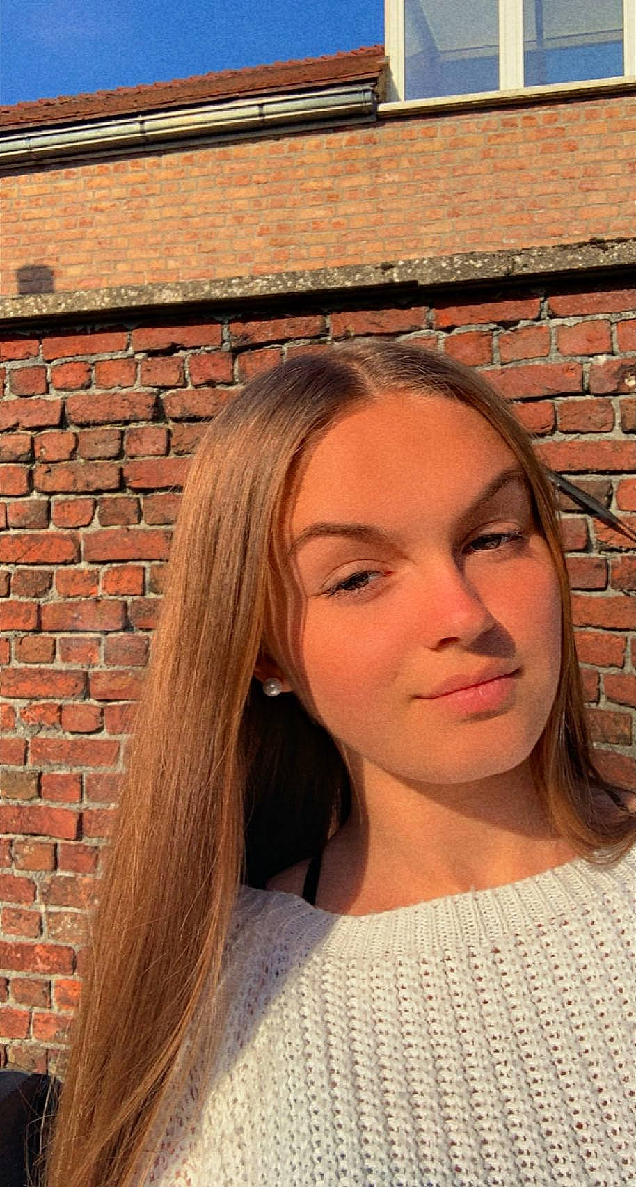 Sheiyenne participe au concours pour gagner de l'argent avec cette photo : beauty, brick, brickwork, brown_hair, cheek, chin, eyebrow, eyelash, facade, flash_photography, forehead, joy, layered_hair, lip, long_hair, neck, person, portrait_photography, street_fashion, tints_and_shades