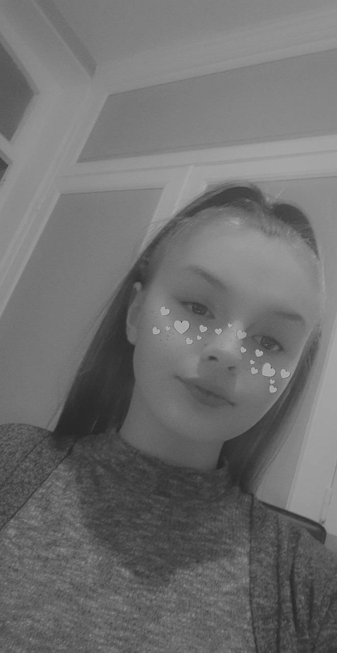 Sheiyenne a rejoint le concours — aidez-le/la à gagner de superbes lots ! black_and_white, black_hair, cheek, ear, eyelash, eyewear, flash_photography, fun, grey, iris, jaw, lip, long_hair, monochrome, monochrome_photography, neck, nose, person, selfie, smile