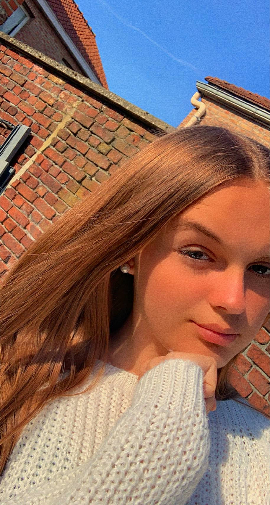 Sheiyenne a rejoint le concours — aidez-le/la à gagner de superbes lots ! blue, brick, brickwork, brown_hair, chin, electric_blue, eyebrow, eyelash, fawn, flash_photography, headgear, headpiece, layered_hair, lip, long_hair, makeover, neck, person, selfie, street_fashion