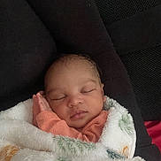 Callie a rejoint le concours — aidez-le/la à gagner de superbes lots ! baby, sleeping, blanket, cozy, infant, face, hands, soft, patterned_blanket, cushion, resting, peaceful, cute, newborn, warm, indoors, portrait, closeup, child, comfort