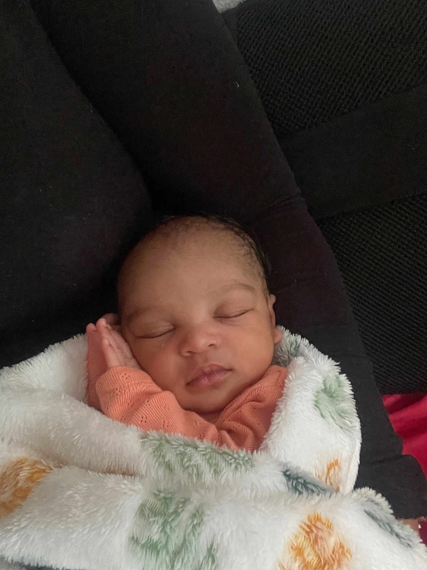 Callie a rejoint le concours — aidez-le/la à gagner de superbes lots ! baby, sleeping, blanket, cozy, infant, face, hands, soft, patterned_blanket, cushion, resting, peaceful, cute, newborn, warm, indoors, portrait, closeup, child, comfort