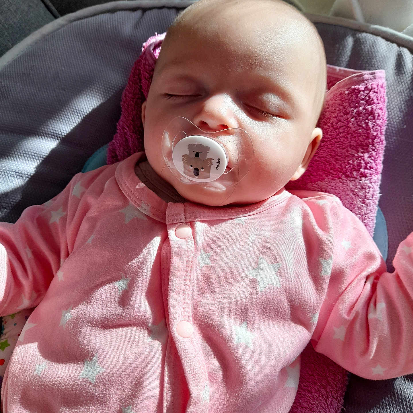 Wafflart Zelima participe au concours pour gagner de l'argent avec cette photo : baby, blanket, child, closeup, cozy, cushion, face, head, indoors, infant, nap, onesie, pacifier, peaceful, person, pink_clothing, resting, sleeping, soft_light, stars_pattern