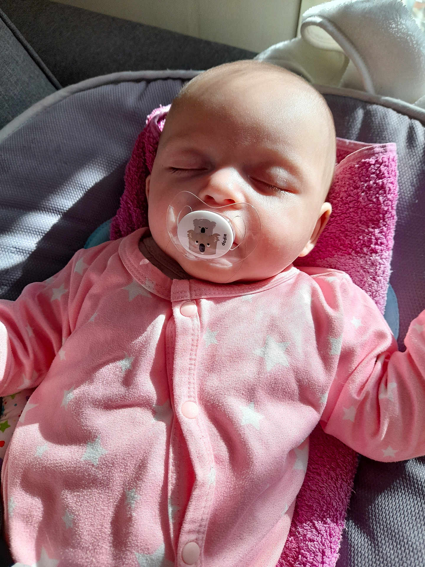 Wafflart Zelima participe au concours pour gagner de l'argent avec cette photo : baby, sleeping, pacifier, pink_clothing, stars_pattern, face, head, infant, onesie, cushion, blanket, indoors, soft_light, peaceful, child, resting, closeup, person, cozy, nap