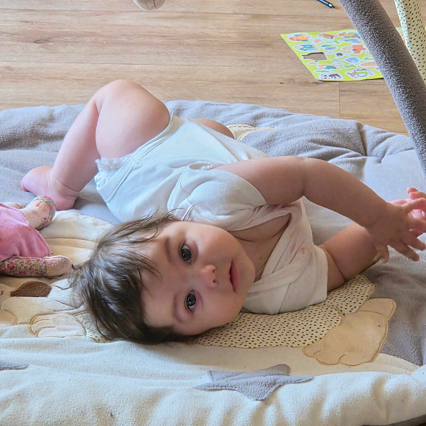 Linoy a rejoint le concours — aidez-le/la à gagner de superbes lots ! baby, baby_girl, child, clothing, crawling, curious, cute, expression, floor, hair, indoors, infant, person, play_mat, playtime, skin, soft_toys, toy, white_clothing, wooden_floor