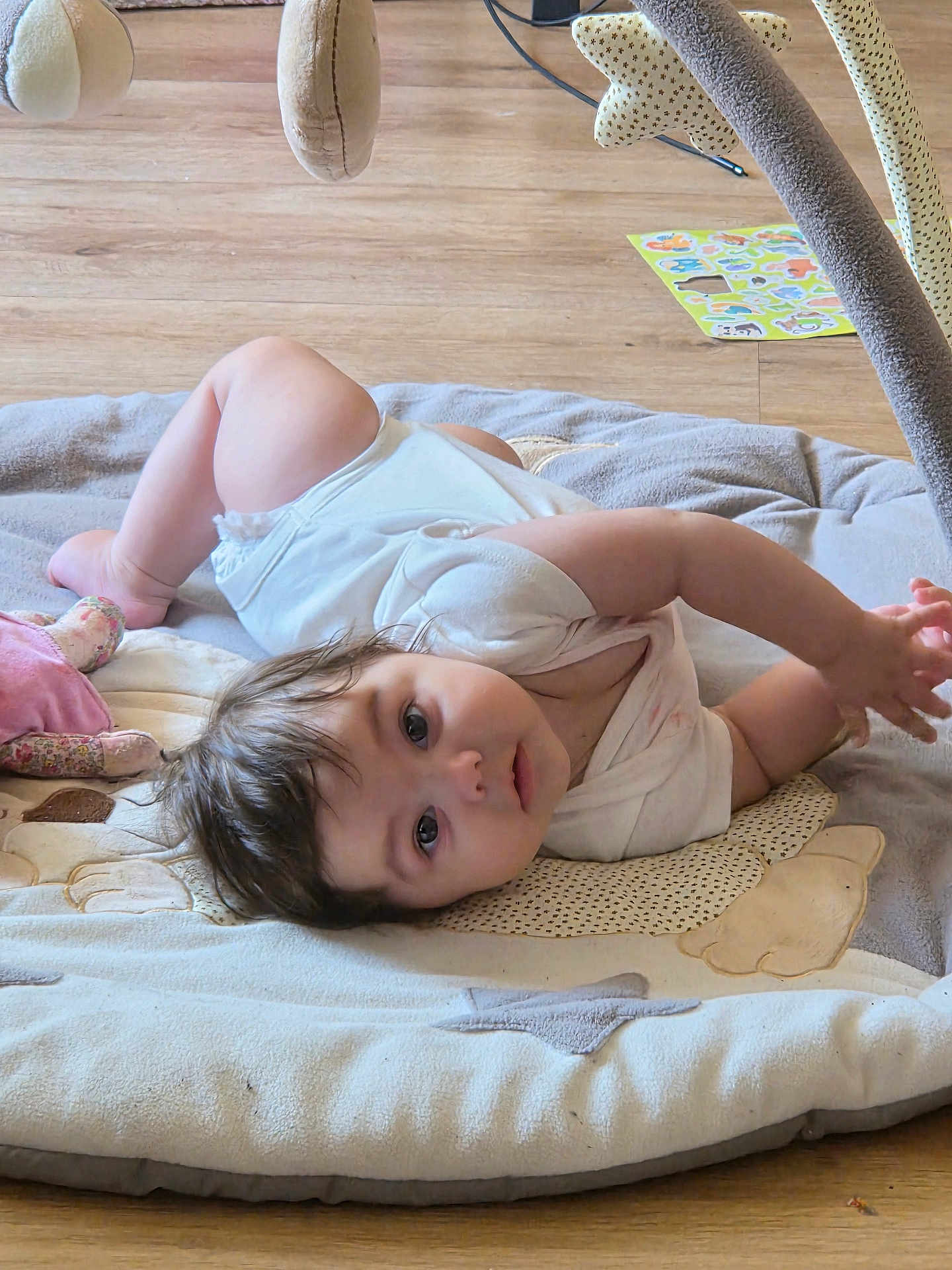 Linoy a rejoint le concours — aidez-le/la à gagner de superbes lots ! baby, infant, play_mat, toy, floor, curious, clothing, soft_toys, wooden_floor, child, indoors, crawling, cute, person, baby_girl, white_clothing, playtime, expression, skin, hair