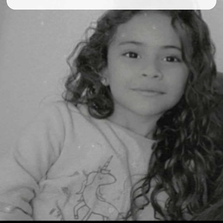 Sheridane participe au concours pour gagner de l'argent avec cette photo : child, clothing, computerhardware, document, drivinglicense, electronics, face, female, girl, hardware, head, idcards, page, person, phone, photography, portrait, screen, t_shirt, text