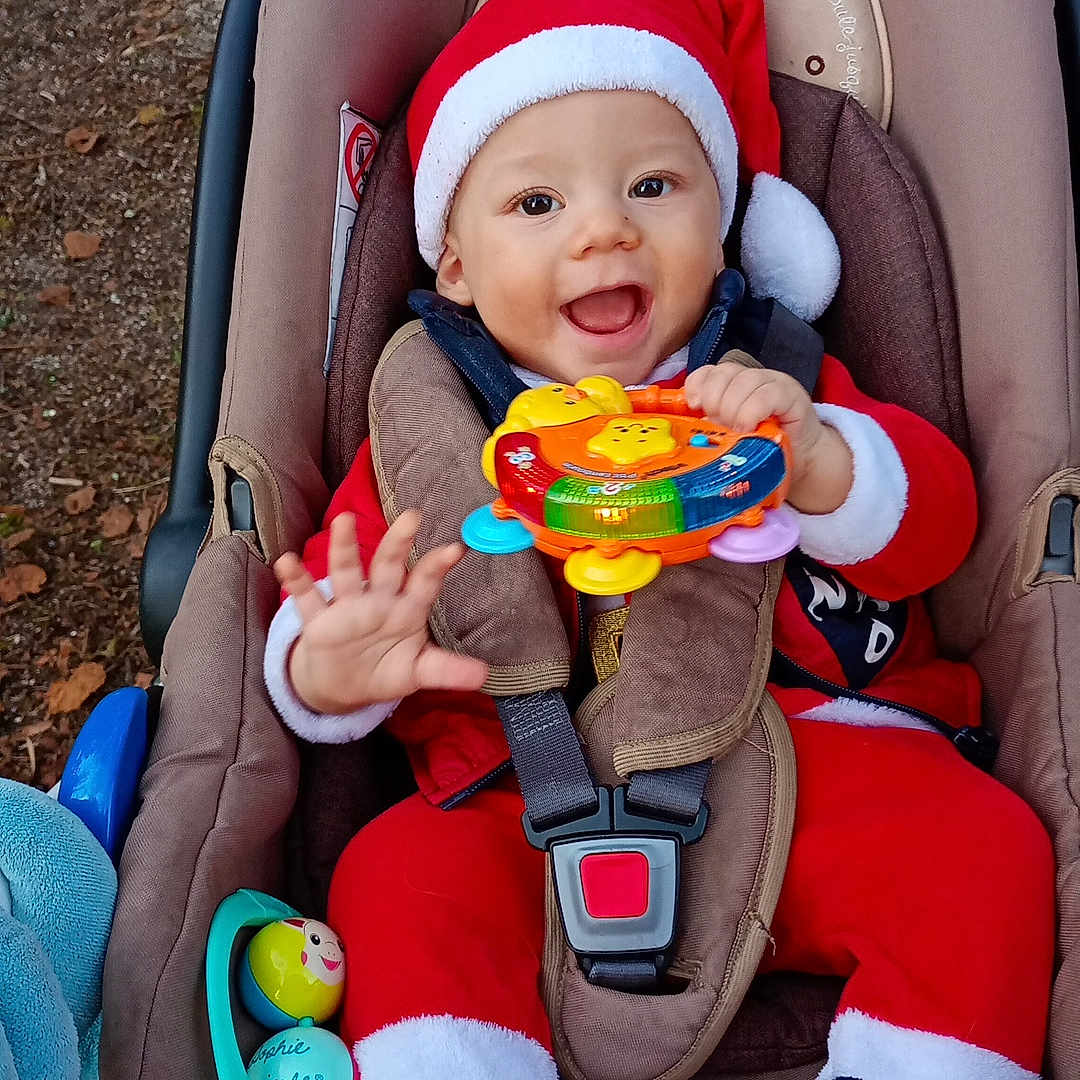 Illiès a rejoint le concours — aidez-le/la à gagner de superbes lots ! baby, bodypart, cap, car, car_interior, carseat, clothing, face, finger, food, hand, hat, head, person, photography, portrait, sweets, toy, transportation, vehicle