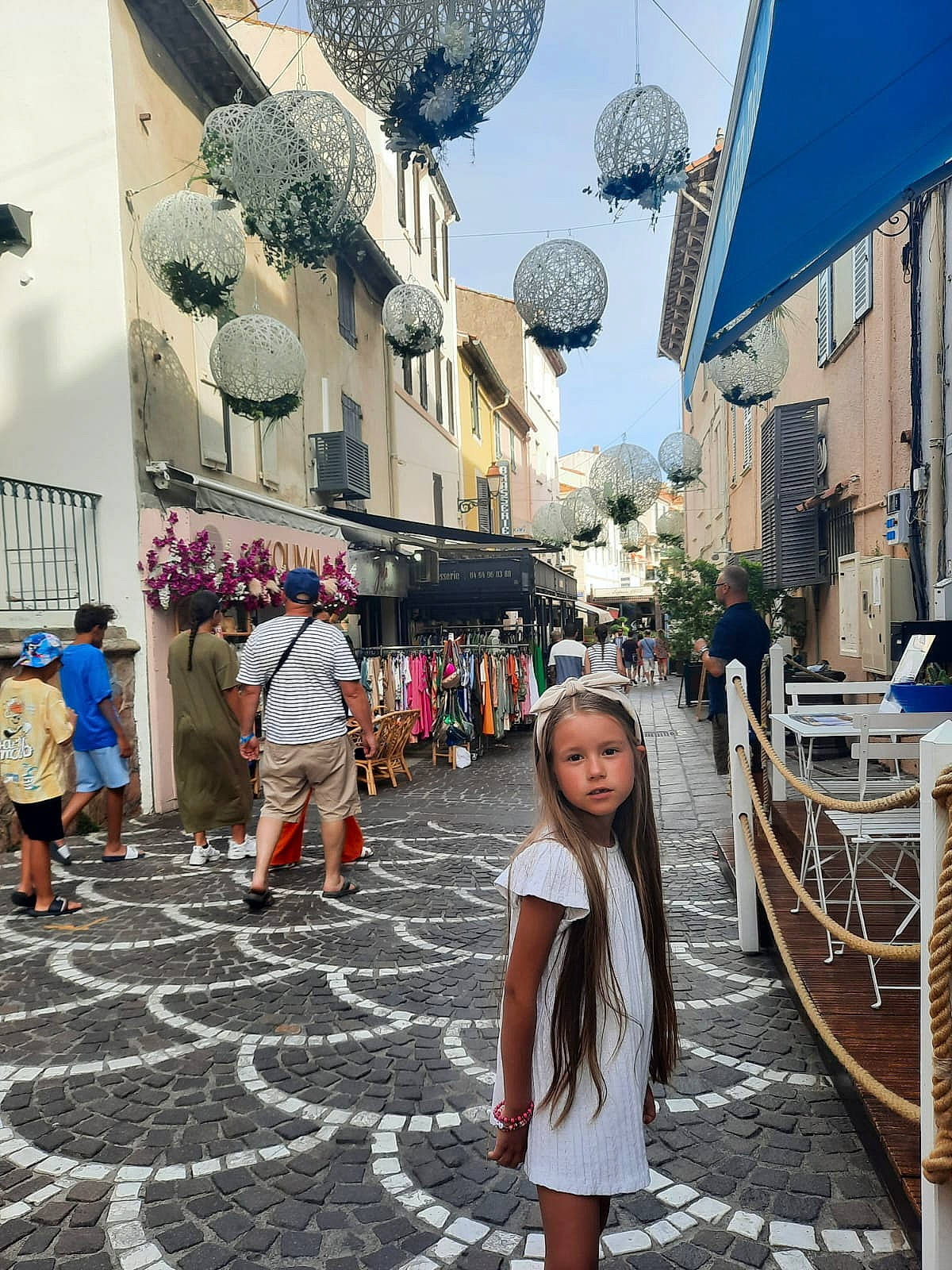 Stella-marie participe au concours pour gagner de l'argent avec cette photo : black, blue, building, daytime, flooring, fun, headwear, human, infrastructure, leisure, neighbourhood, person, photograph, public_space, road, road_surface, sky, standing, summer, temple