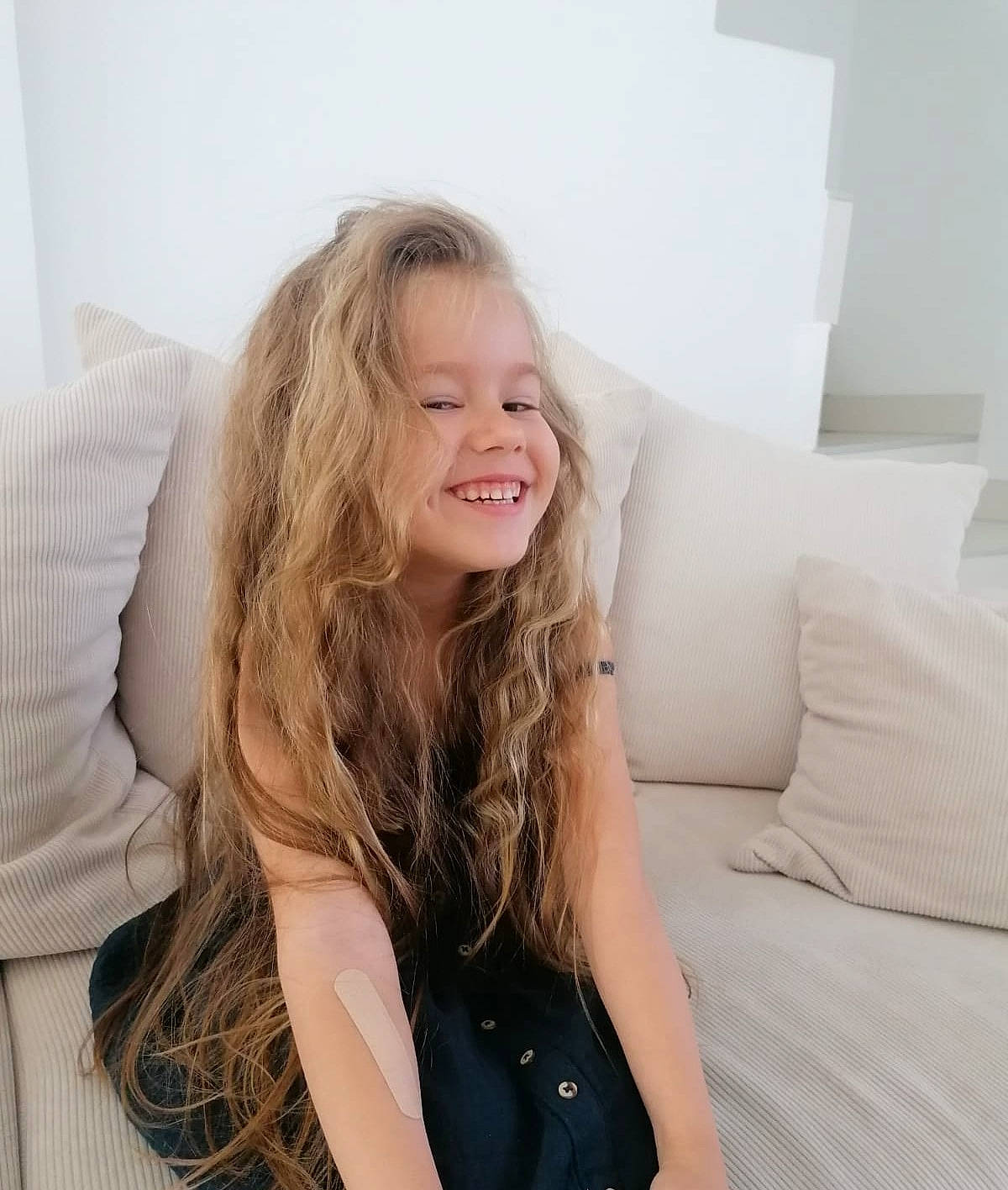 Stella-marie a rejoint le concours — aidez-le/la à gagner de superbes lots ! arm, comfort, couch, dress, eyebrow, eyelash, flash_photography, gesture, happy, human_body, joint, joy, leg, lip, neck, person, shoulder, skin, sleeve, smile