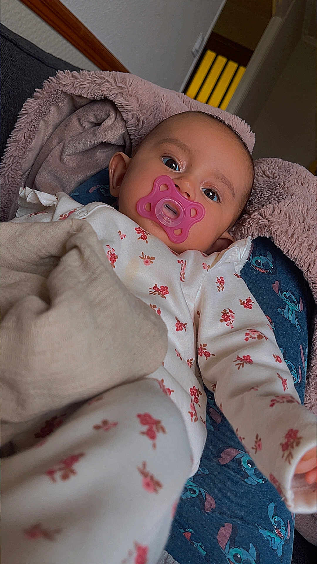 Ynaya participe au concours pour gagner de l'argent avec cette photo : baby, pacifier, blanket, pajamas, floral_pattern, face, infant, cute, indoors, plush, comfort, lying_down, child, soft_toy, cartoon_pattern, sleepwear, person, head, room, relaxing