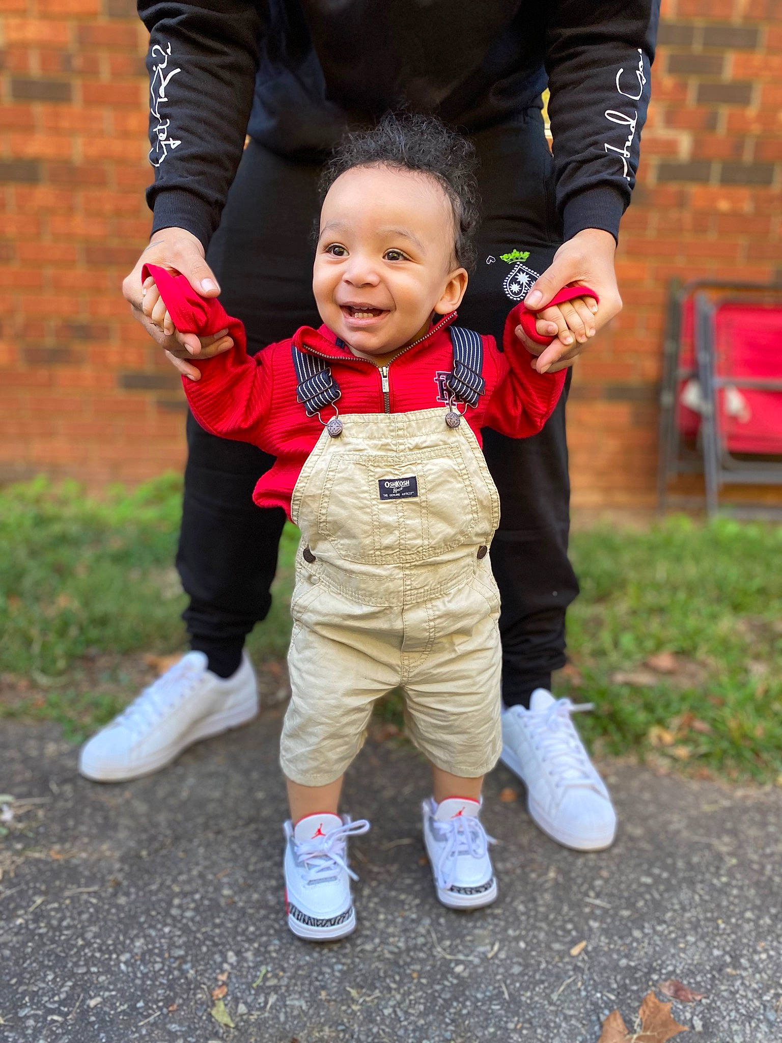 Legend is registered to the contest to win money with this photo: baby, child, event, eye, footwear, fun, gesture, grass, happy, head, joy, leisure, people_in_nature, person, plant, recreation, shoe, sleeve, smile, sneakers