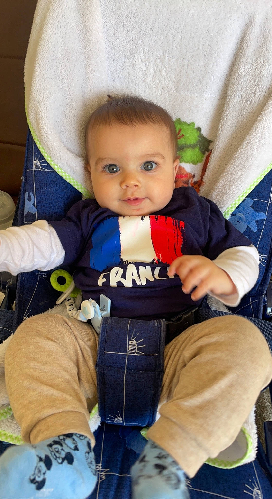 Louis a rejoint le concours — aidez-le/la à gagner de superbes lots ! baby, baby_carriage, baby_in_car_seat, baby_products, baby_safety, baby_toddler_clothing, cheek, child, comfort, face, finger, hand, happy, hat, lap, person, sitting, skin, sleeve, textile