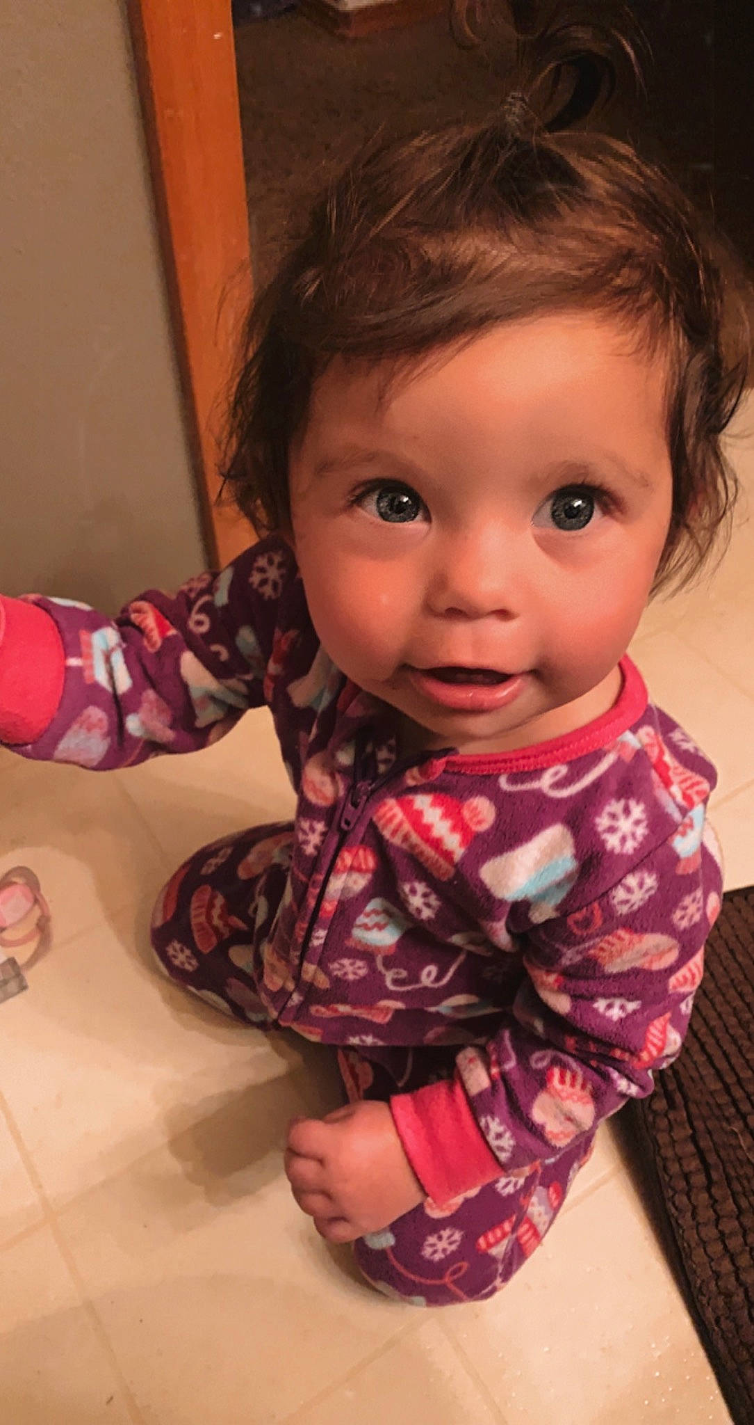 Taytum is registered to the contest to win money with this photo: arm, cheek, chin, cool, eyelash, finger, gesture, hand, happy, human_body, iris, lip, mouth, neck, nose, person, pink, shoulder, skin, sleeve