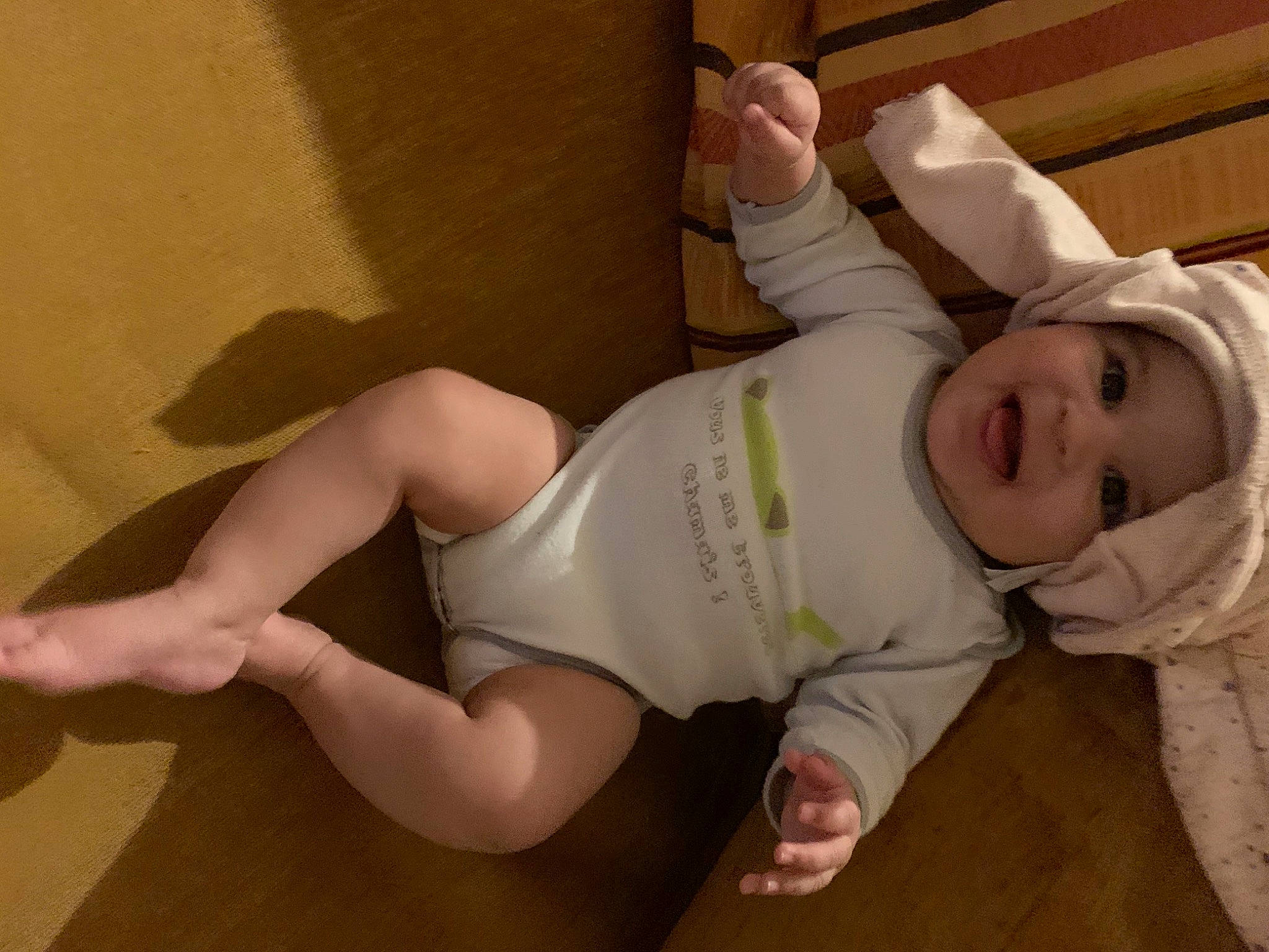 Liyah participe au concours pour gagner de l'argent avec cette photo : arm, child, foot, hand, headwear, human_body, human_leg, leg, neck, person, thigh