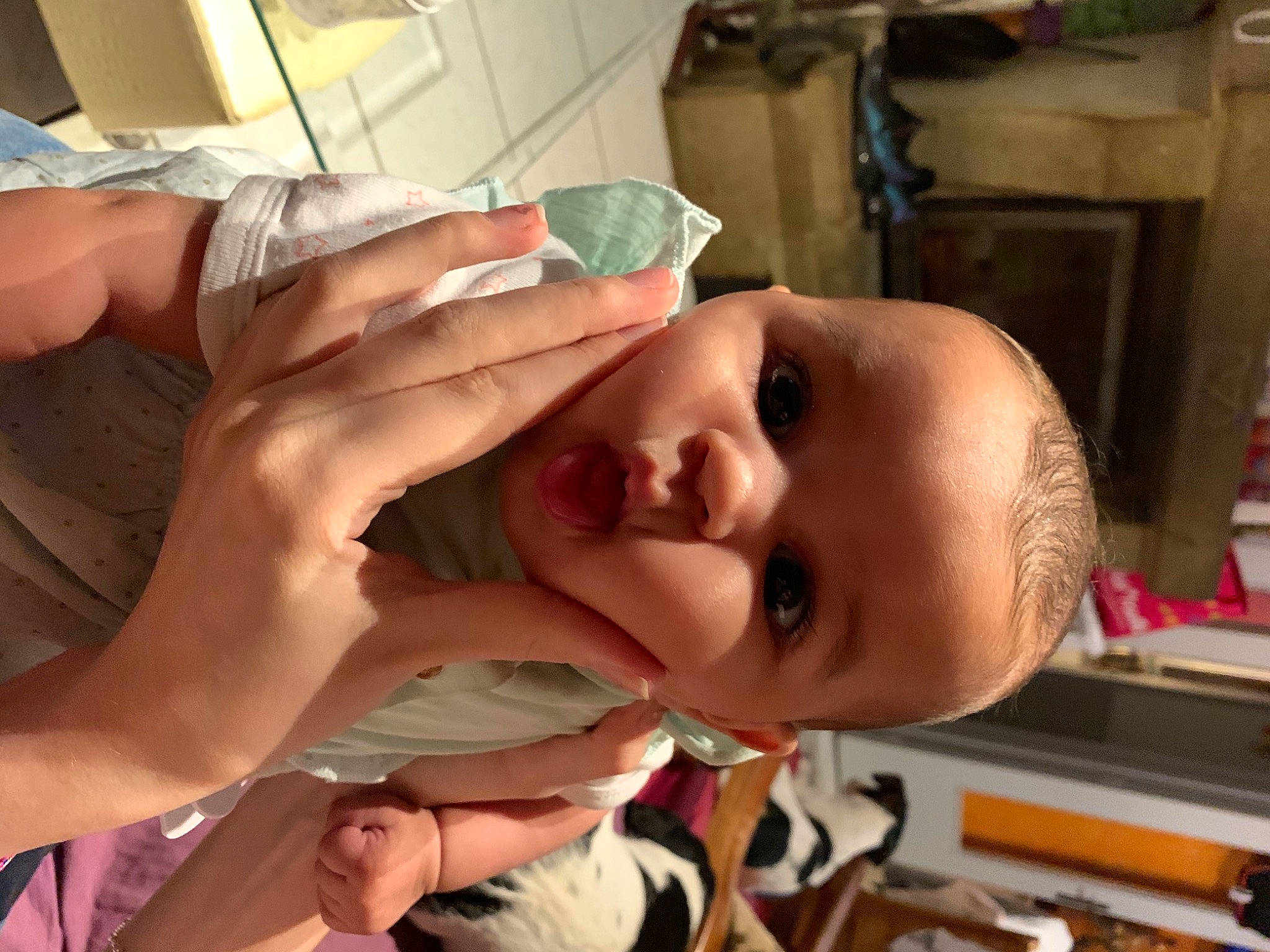 Liyah participe au concours pour gagner de l'argent avec cette photo : baby, birth, child, finger, hand, head, mouth, muscle, person