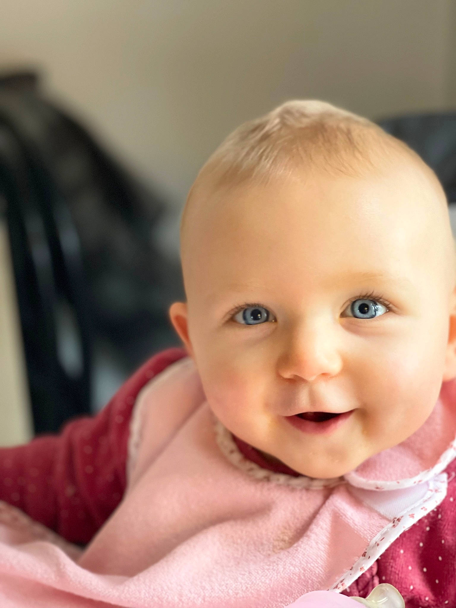 Mila participe au concours pour gagner de l'argent avec cette photo : baby, baby_products, baby_toddler_clothing, cheek, child, chin, close_up, collar, comfort, eyebrow, eyelash, happy, iris, linens, lip, pattern, person, sitting, skin, smile