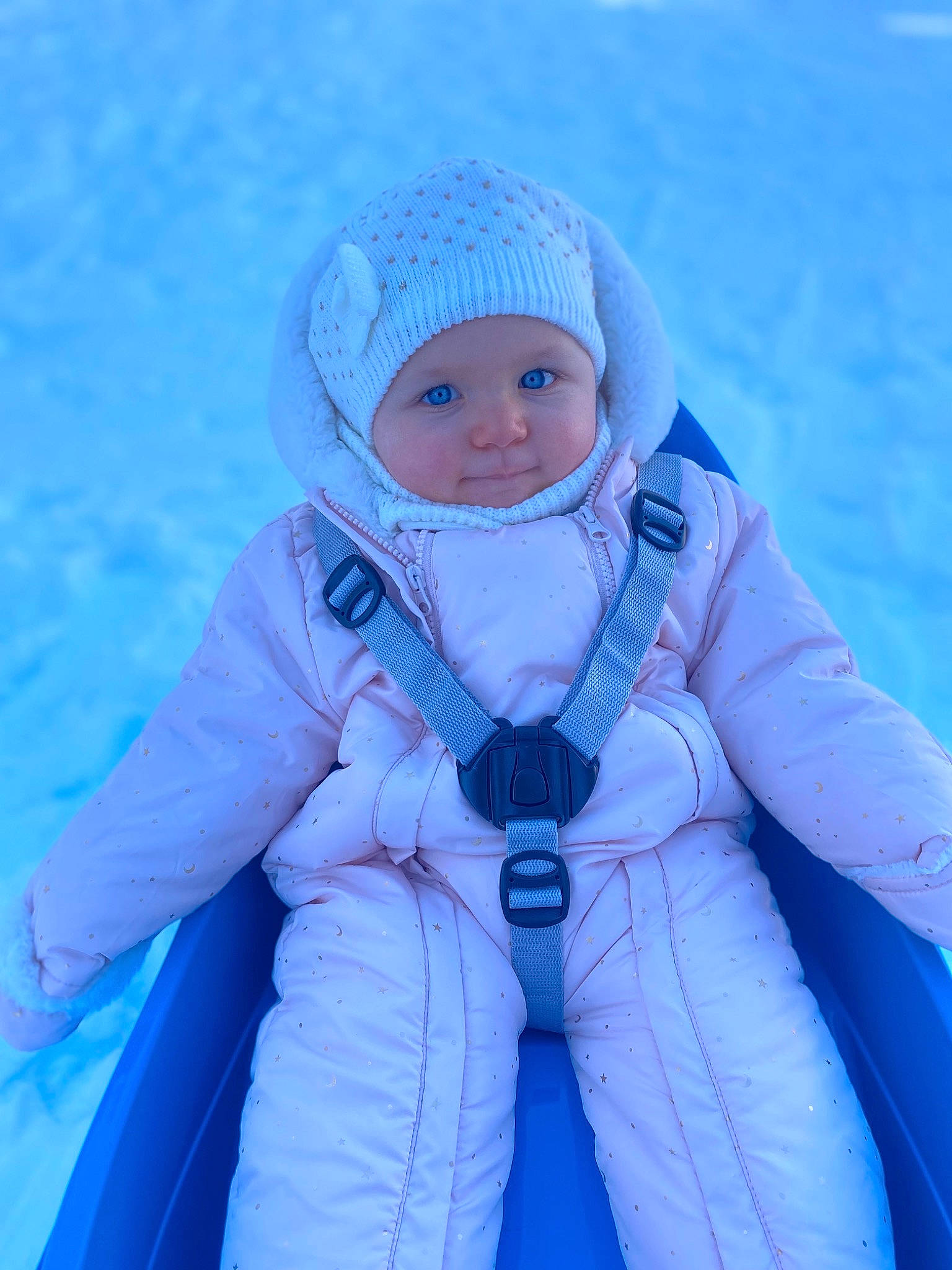 Mila participe au concours pour gagner de l'argent avec cette photo : azure, baby, baby_toddler_clothing, blue, cap, cloud, electric_blue, eye, freezing, fun, glove, happy, headwear, jacket, leisure, outerwear, person, recreation, sleeve, toddler