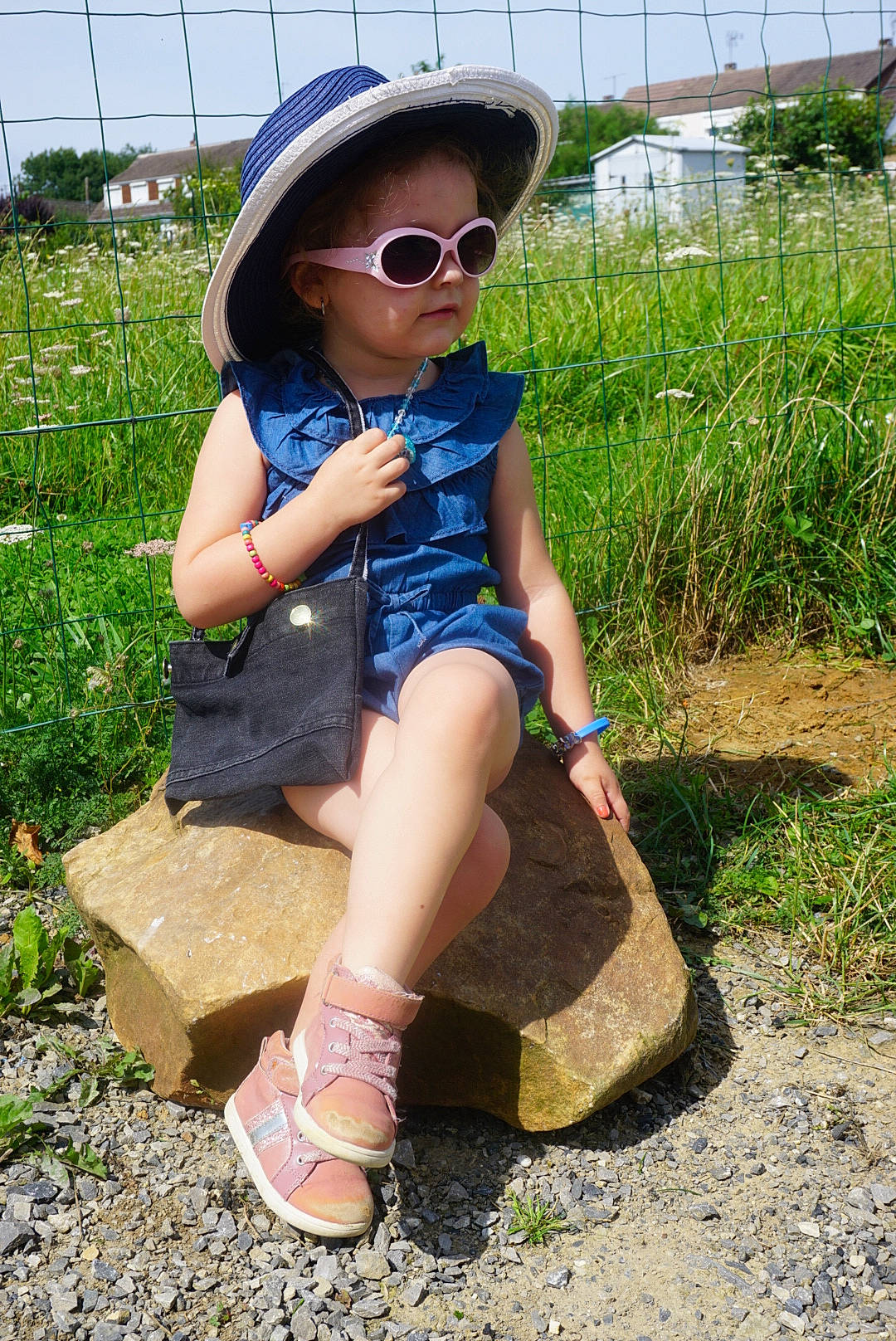 éléna a rejoint le concours — aidez-le/la à gagner de superbes lots ! baby_toddler_clothing, cap, denim, eyewear, glasses, goggles, grass, hat, leisure, person, plant, shoe, shorts, sneakers, summer, sun_hat, sunglasses, t_shirt, thigh, toddler