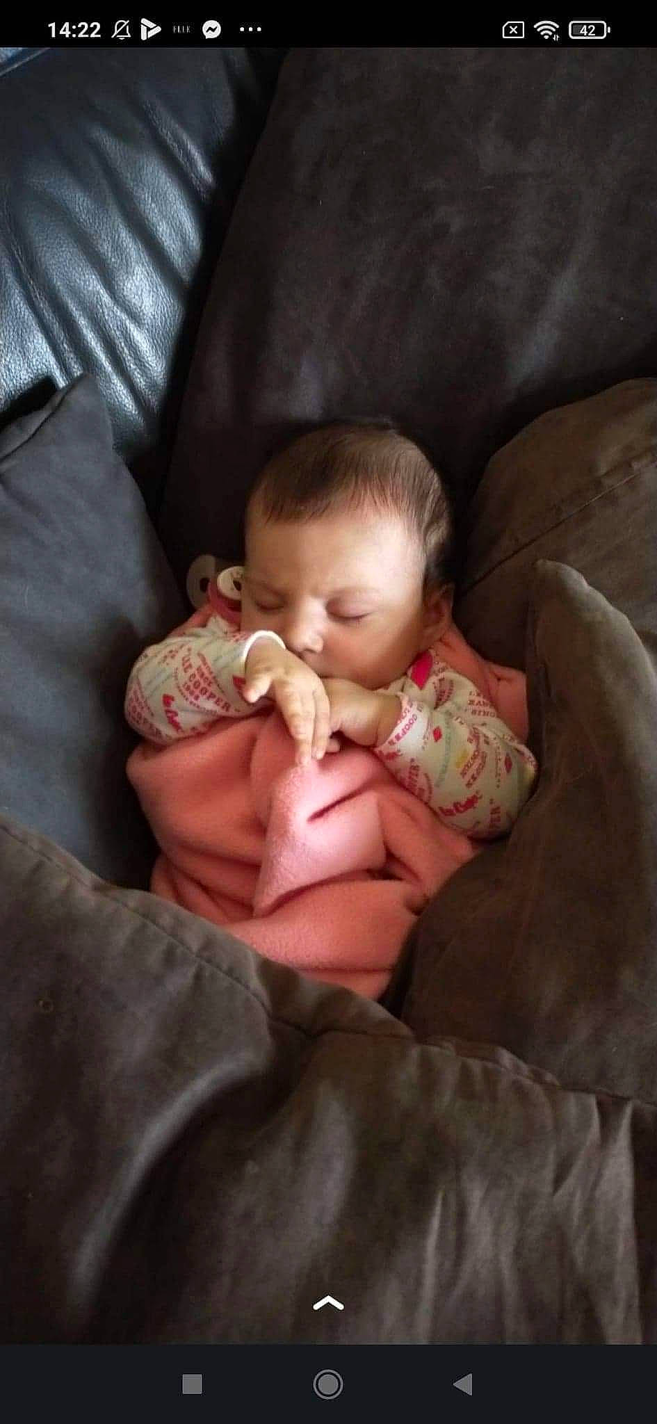Laïna participe au concours pour gagner de l'argent avec cette photo : abdomen, arm, baby, bedtime, cheek, child, comfort, foot, gesture, human_leg, lap, linens, nail, nap, person, sitting, thigh, thumb, toddler, trunk
