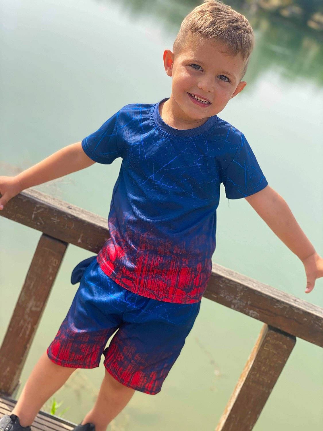 Logan participe au concours pour gagner de l'argent avec cette photo : azure, board_short, child, cool, fun, happy, human, joy, knee, leisure, person, shorts, shoulder, sleeve, smile, sportswear, t_shirt, thigh, trunks, waist
