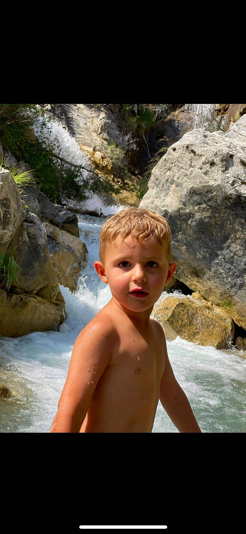 Logan participe au concours pour gagner de l'argent avec cette photo : barechested, bathing, beauty, bedrock, chest, flash_photography, fluvial_landforms_of_streams, formation, fun, happy, head, leisure, muscle, people_in_nature, person, spring, summer, trunk, water, watercourse