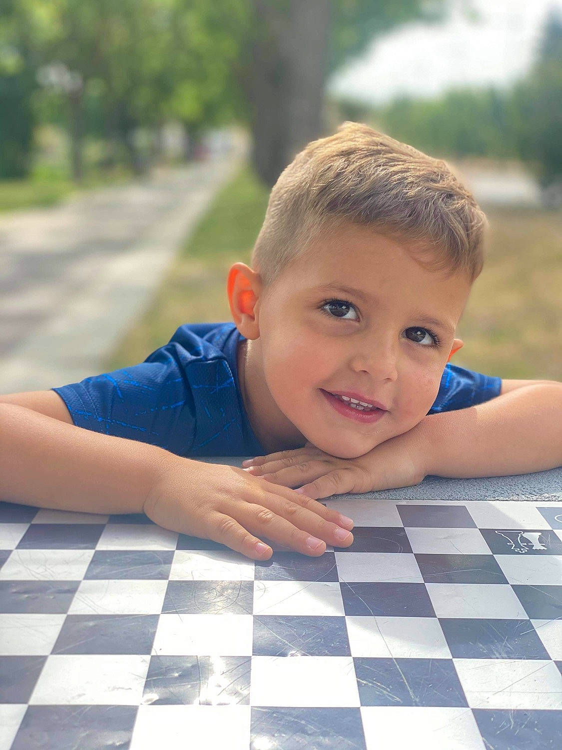 Logan participe au concours pour gagner de l'argent avec cette photo : azure, beauty, blue, child, cool, electric_blue, flooring, fun, grass, happy, indoor_games_and_sports, joint, leisure, nose, pattern, person, smile, summer, toddler, tree