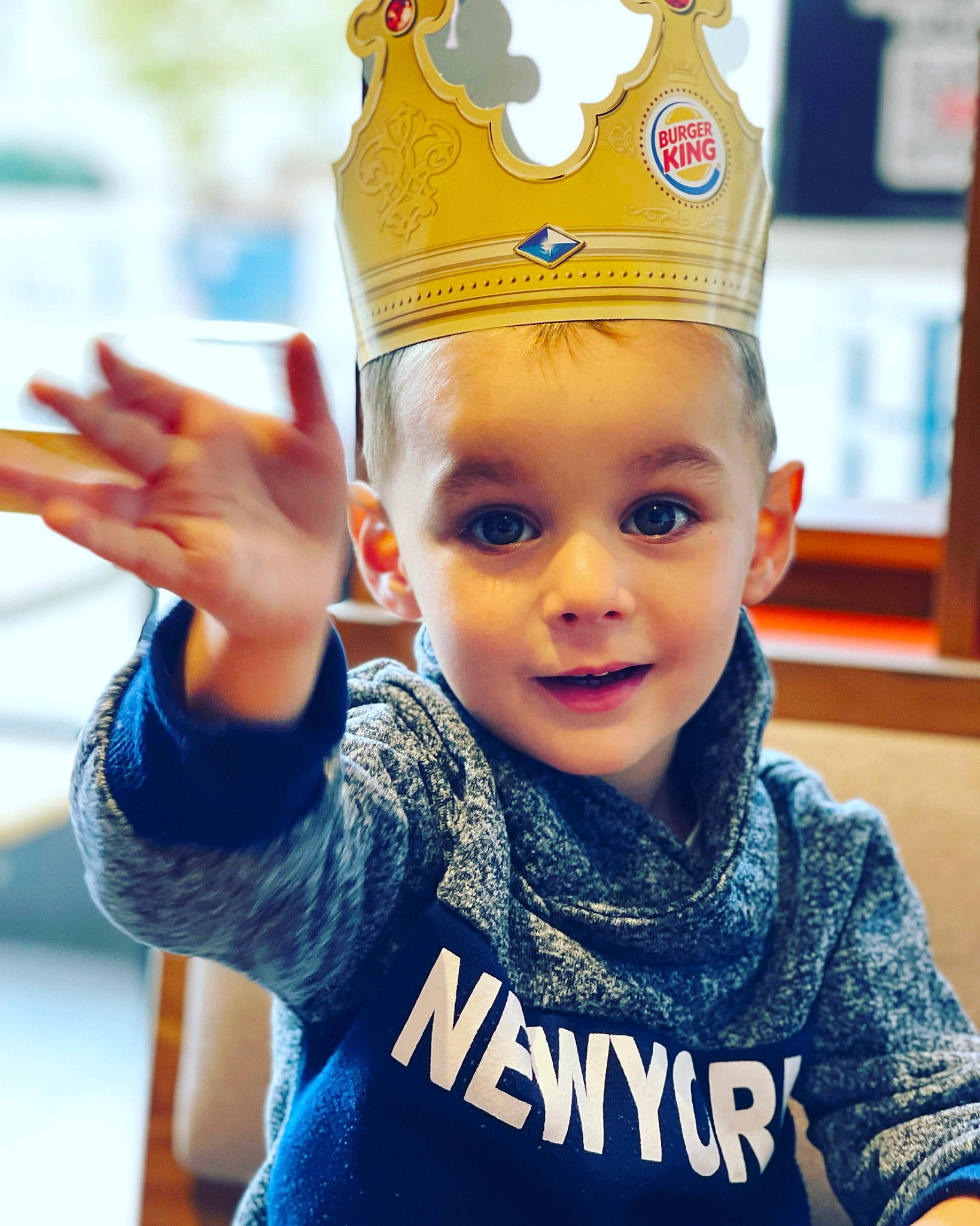Tyno participe au concours pour gagner de l'argent avec cette photo : baby, baby_toddler_clothing, beauty, cap, child, costume_hat, crown, electric_blue, facial_expression, fun, gesture, happy, headgear, human_body, person, sleeve, smile, t_shirt, thumb, toddler