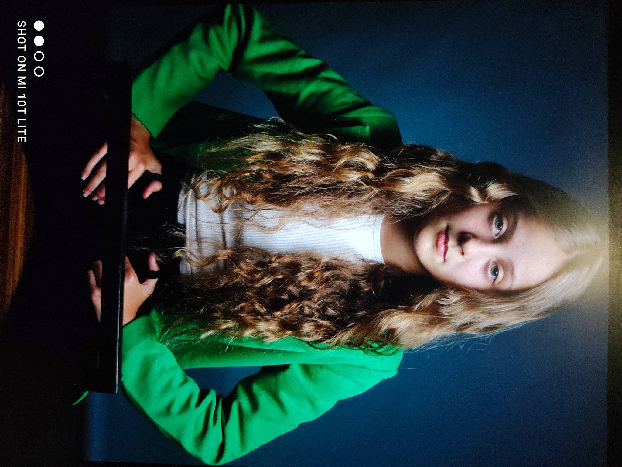 Nolwenn participe au concours pour gagner de l'argent avec cette photo : black_hair, brown_hair, darkness, event, eyelash, fashion_design, flash_photography, fun, gesture, happy, long_hair, person, photo_shoot, portrait_photography, room, smile, thigh