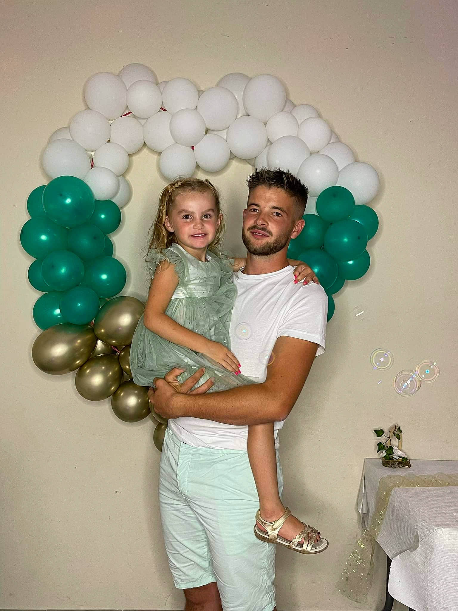 Loona participe au concours pour gagner de l'argent avec cette photo : arch, balloon, child, circle, event, fun, gesture, happy, joy, magenta, party, party_supply, person, pink, sleeve, smile, t_shirt, white