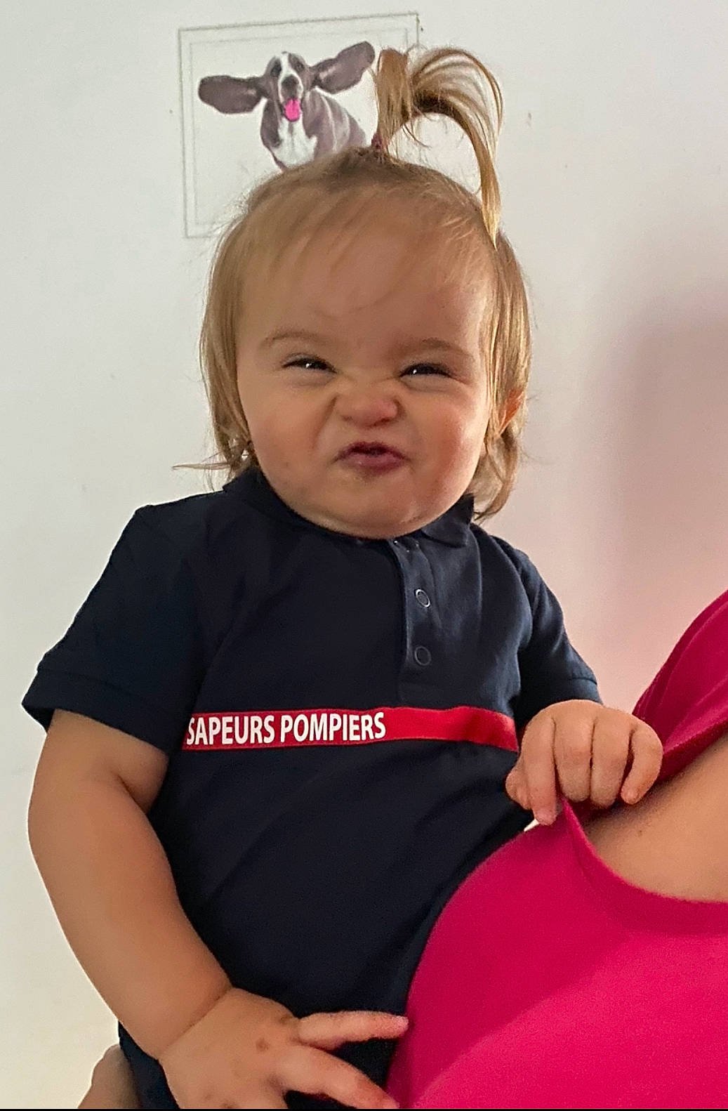 Ilona a rejoint le concours — aidez-le/la à gagner de superbes lots ! baby, baby_toddler_clothing, cheek, chin, comfort, elbow, fun, gesture, happy, human_body, joint, neck, person, pink, sitting, skin, sleeve, smile, t_shirt, toddler