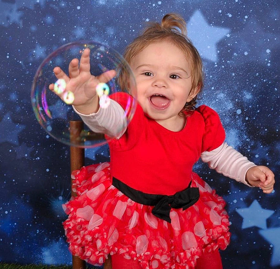 Ilona a rejoint le concours — aidez-le/la à gagner de superbes lots ! baby_toddler_clothing, beauty, child, electric_blue, entertainment, event, facial_expression, flash_photography, fun, gesture, happy, magenta, pattern, people_in_nature, person, pink, purple, sleeve, smile, thumb