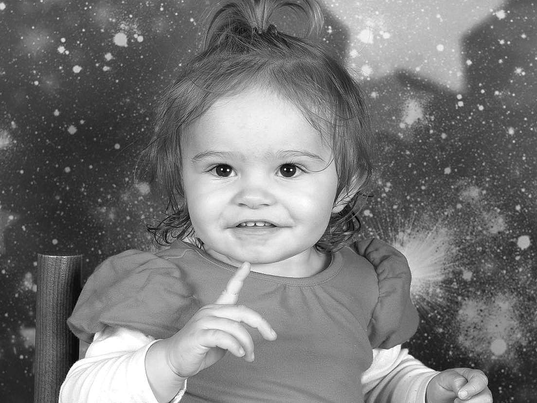 Ilona a rejoint le concours — aidez-le/la à gagner de superbes lots ! black, black_and_white, cheek, eye, facial_expression, flash_photography, gesture, hair, hairstyle, happy, head, human, iris, joy, nose, organ, people_in_nature, person, photograph, smile