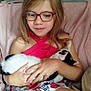 Yuma a rejoint le concours — aidez-le/la à gagner de superbes lots ! animal, casual, cat, child, comfort, cute, floral_skirt, friendly, girl, glasses, happy, holding, home, indoor, pet, pink_blanket, portrait, relaxing, sitting, young