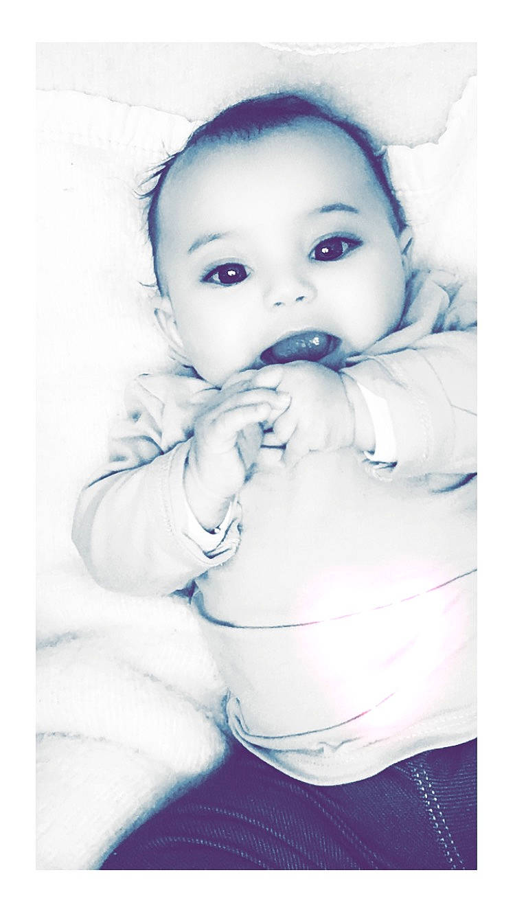 Assya a rejoint le concours — aidez-le/la à gagner de superbes lots ! art, baby, baby_toddler_clothing, blue, cheek, child, electric_blue, eyelash, fashion_accessory, flash_photography, fur, gesture, happy, human_body, monochrome_photography, nose, person, portrait_photography, sleeve, stock_photography