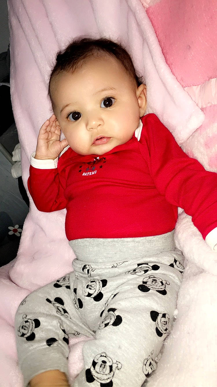 Assya a rejoint le concours — aidez-le/la à gagner de superbes lots ! arm, baby, baby_toddler_clothing, black, cheek, child, comfort, finger, happy, head, iris, lip, nose, organ, person, skin, sleeve, t_shirt, thigh, toddler