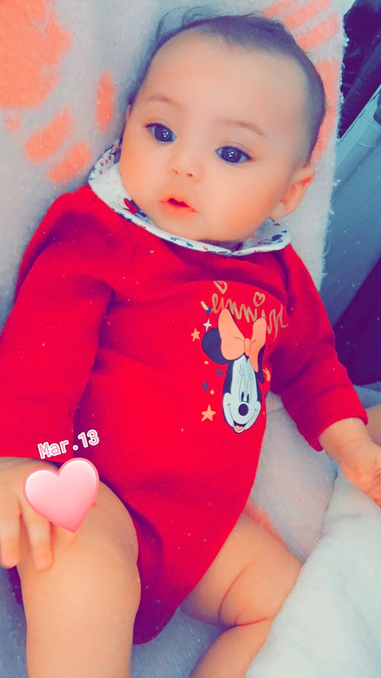 Assya a rejoint le concours — aidez-le/la à gagner de superbes lots ! baby, baby_toddler_clothing, cheek, cool, finger, happy, joint, lip, neck, orange, organ, person, pink, red, skin, sleeve, standing, t_shirt, textile, thigh