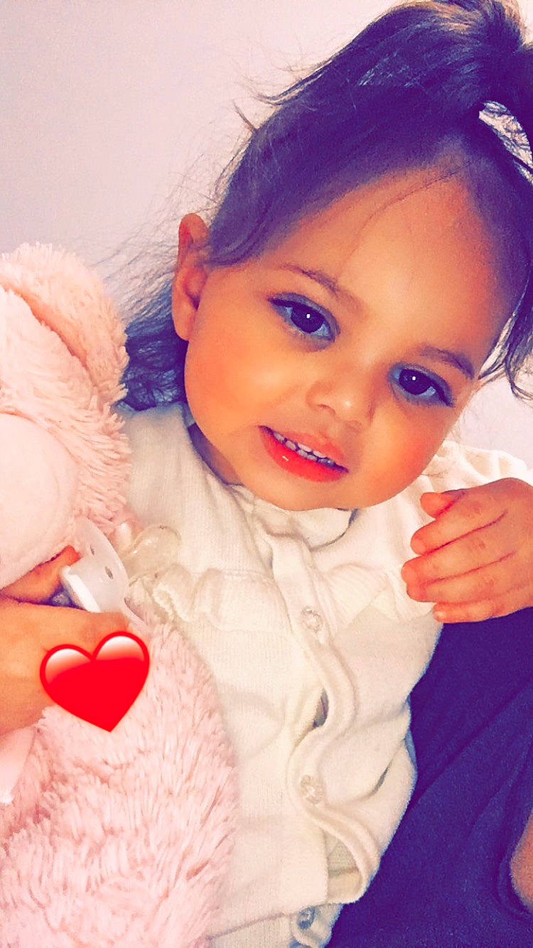 Inaya a rejoint le concours — aidez-le/la à gagner de superbes lots ! arm, baby_toddler_clothing, cheek, chin, eye, eyelash, face, finger, gesture, hand, happy, human_body, iris, lip, mouth, neck, nose, organ, person, skin