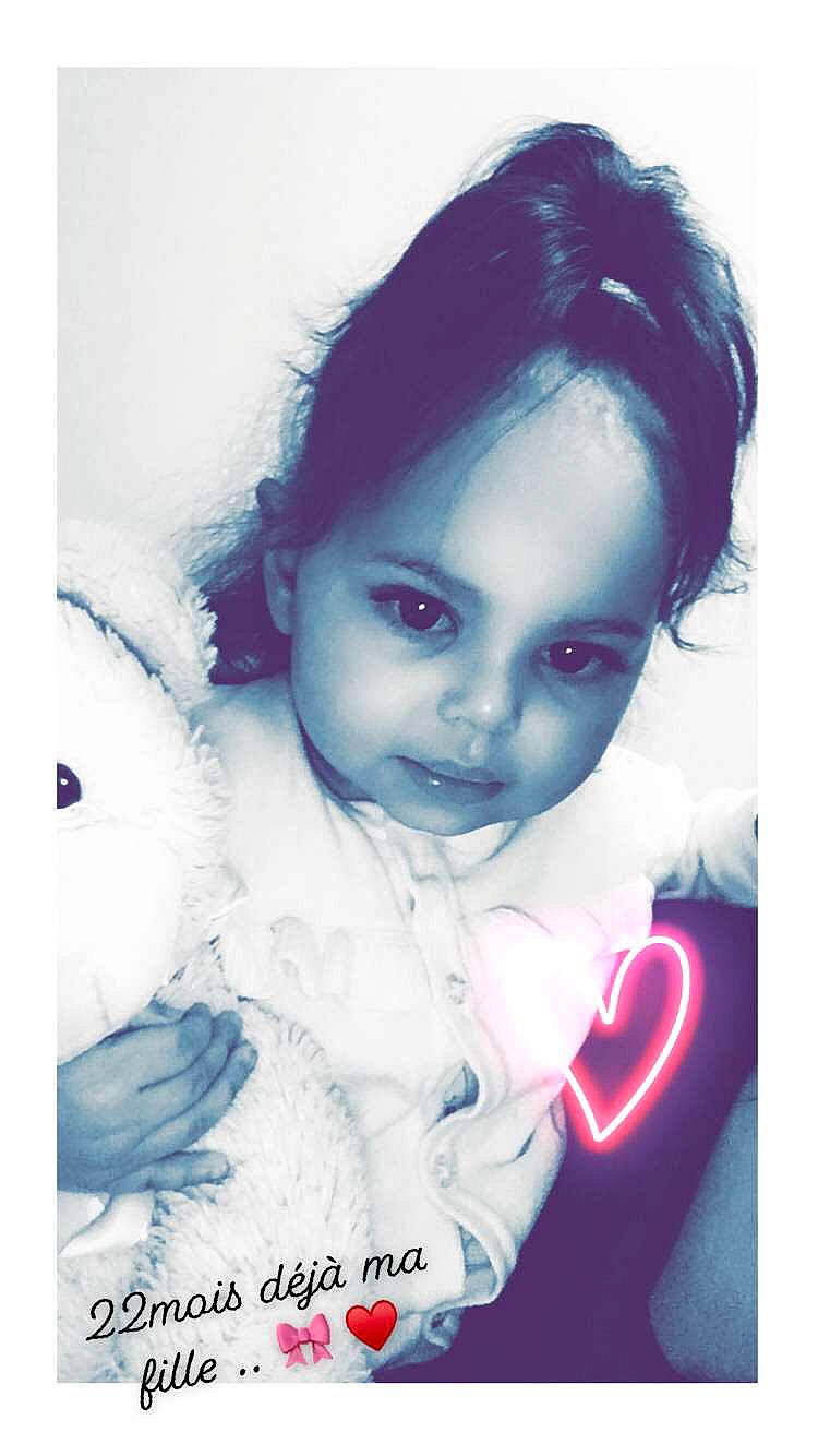 Inaya participe au concours pour gagner de l'argent avec cette photo : beauty, cosmetics, doll, dress, electric_blue, eyelash, fashion_accessory, fashion_design, fictional_character, flash_photography, fur, happy, iris, lip, magenta, person, picture_frame, portrait_photography, toy, vintage_clothing