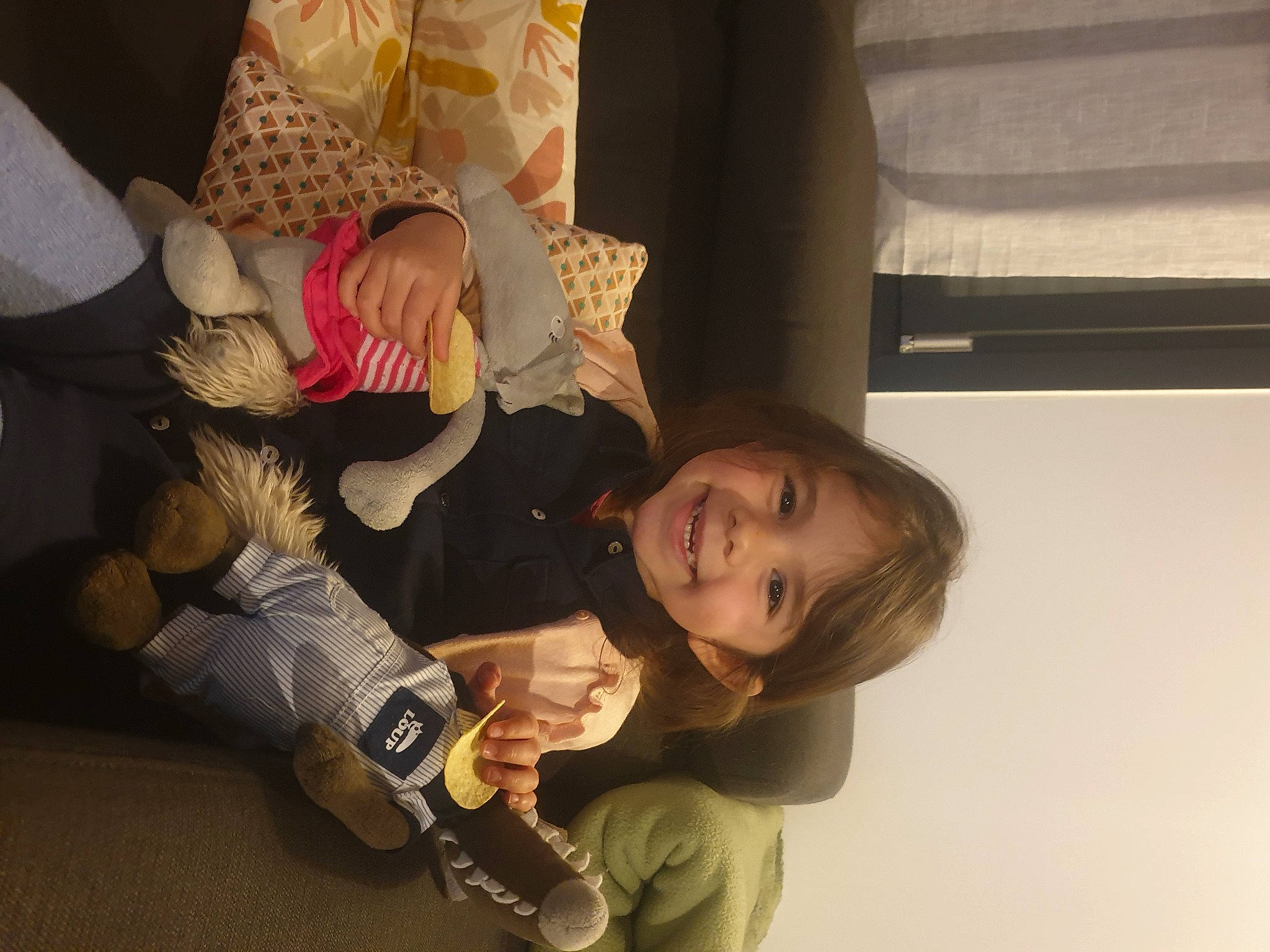 Aria a rejoint le concours — aidez-le/la à gagner de superbes lots ! arm, baby, child, comfort, curtain, event, flooring, fun, happy, hat, human_body, joy, lap, leg, person, room, sitting, smile, toddler, tree