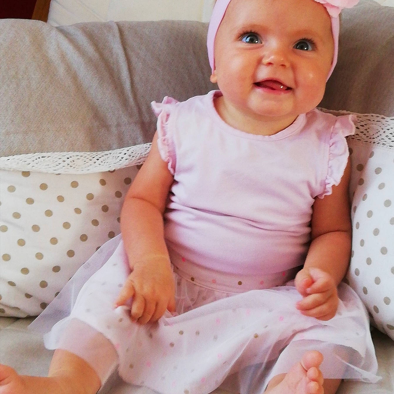 Eline participe au concours pour gagner de l'argent avec cette photo : baby, baby_products, baby_sleeping, baby_toddler_clothing, cheek, child, face, finger, hand, head, linens, pattern, person, pink, product, sitting, skin, sleeve, smile, toddler