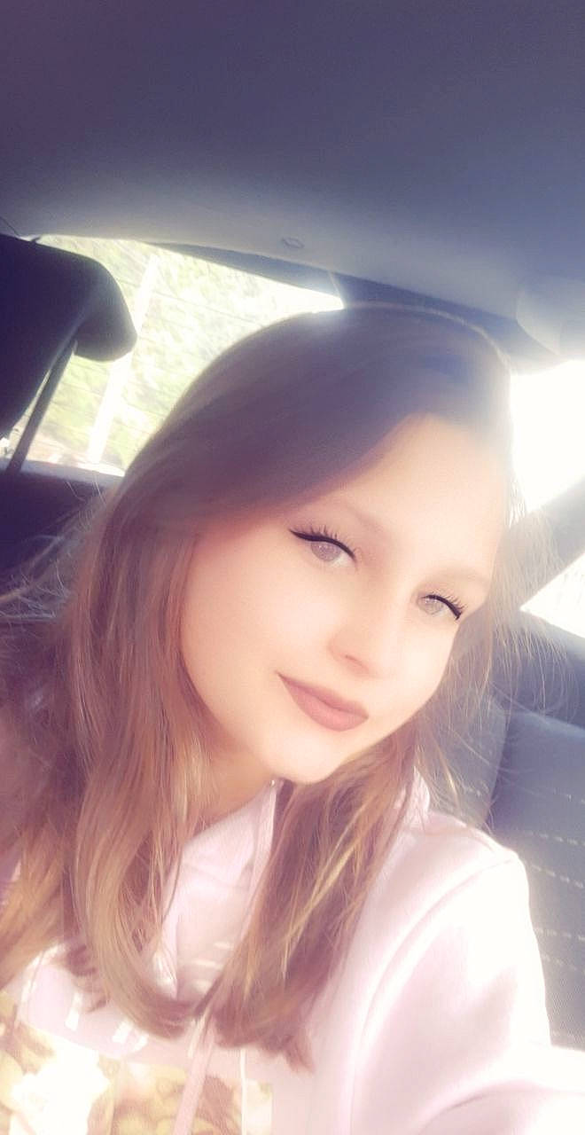 Anais participe au concours pour gagner de l'argent avec cette photo : beauty, black_hair, cheek, chin, eye, eyebrow, face, forehead, hair, hairstyle, head, lady, lip, long_hair, nose, person, photography, pink, selfie, skin