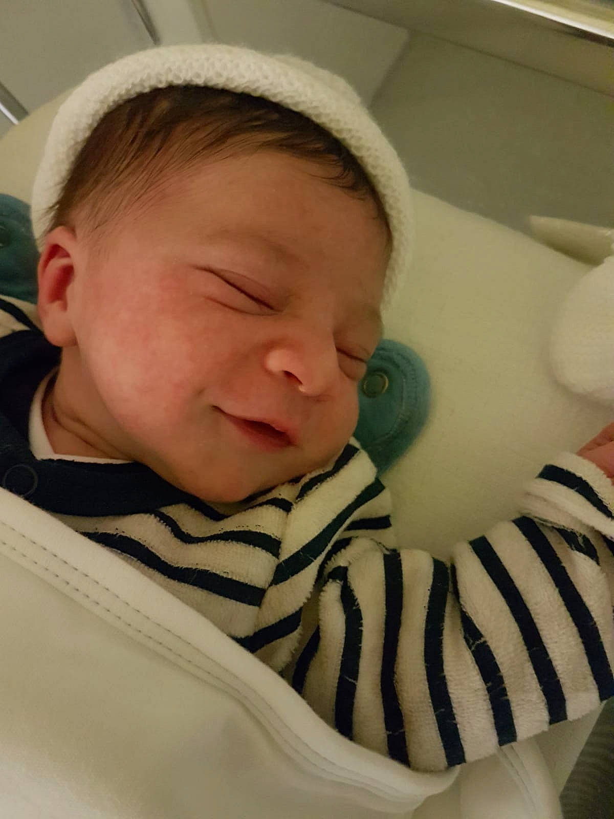 Ezel Emin a rejoint le concours — aidez-le/la à gagner de superbes lots ! baby, baby_sleeping, baby_toddler_clothing, bedtime, cheek, child, chin, collar, comfort, eyebrow, linens, mammal, mouth, nose, person, room, skin, sleeve, stuffed_toy, toddler