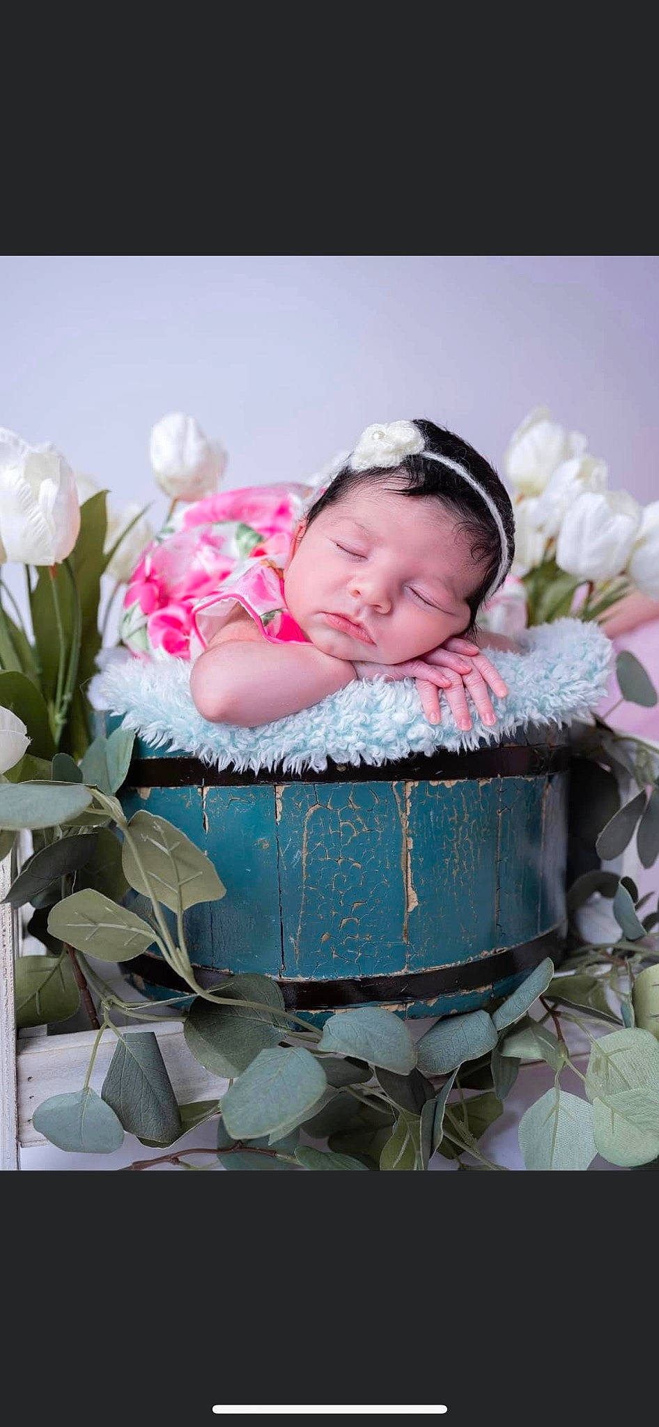 Monserrat is registered to the contest to win money with this photo: baby, baby_toddler_clothing, cap, child, fashion_accessory, flash_photography, flower, garden_roses, grass, hair_accessory, happy, headpiece, person, petal, pink, plant, rose, rose_family, rose_order, sitting