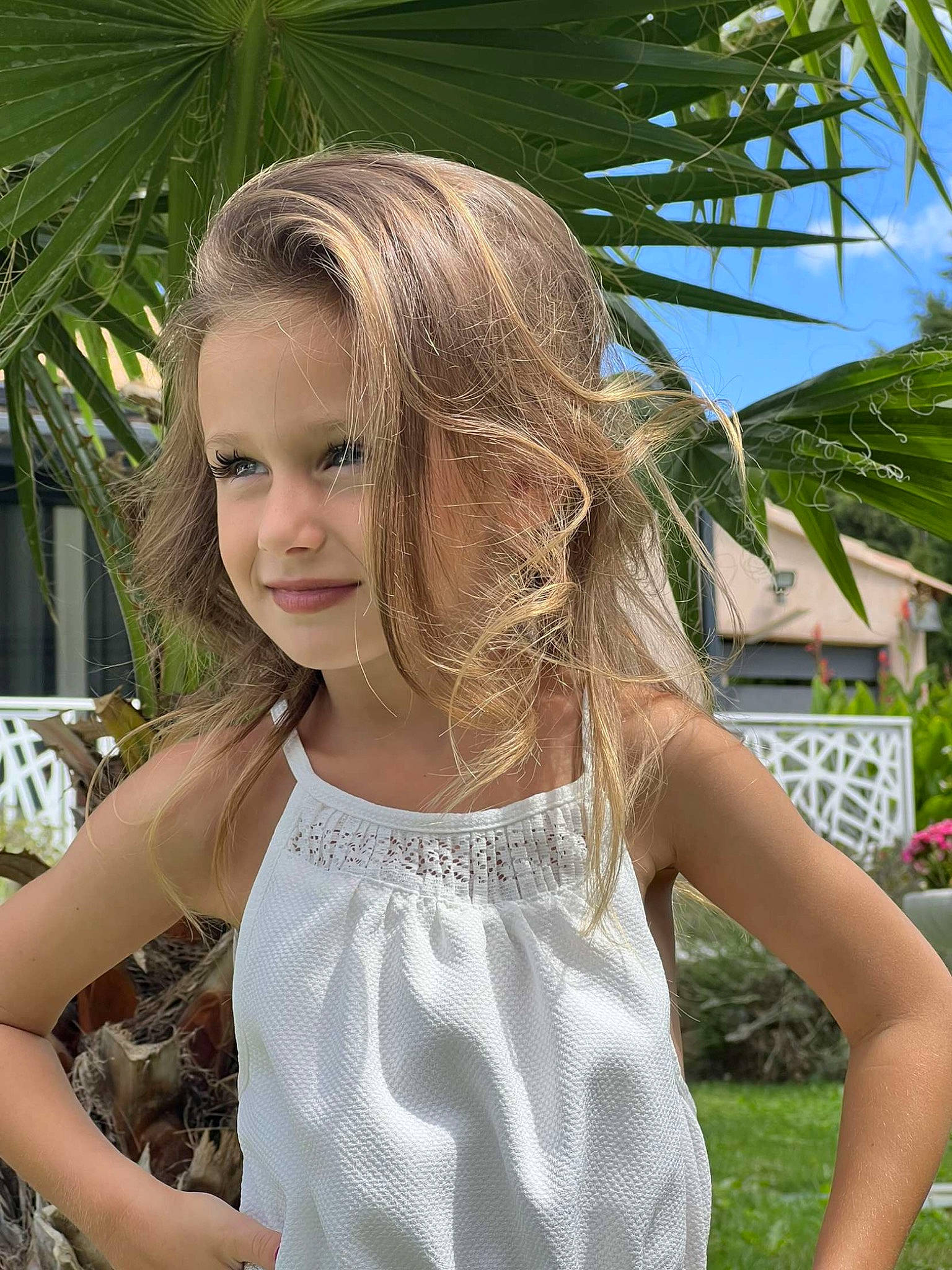 Kaylie a rejoint le concours — aidez-le/la à gagner de superbes lots ! blond, botany, brown_hair, embellishment, fashion_accessory, fun, gesture, grass, grass_family, happy, joy, layered_hair, leisure, long_hair, people_in_nature, person, plant, shoulder, sleeve, spring