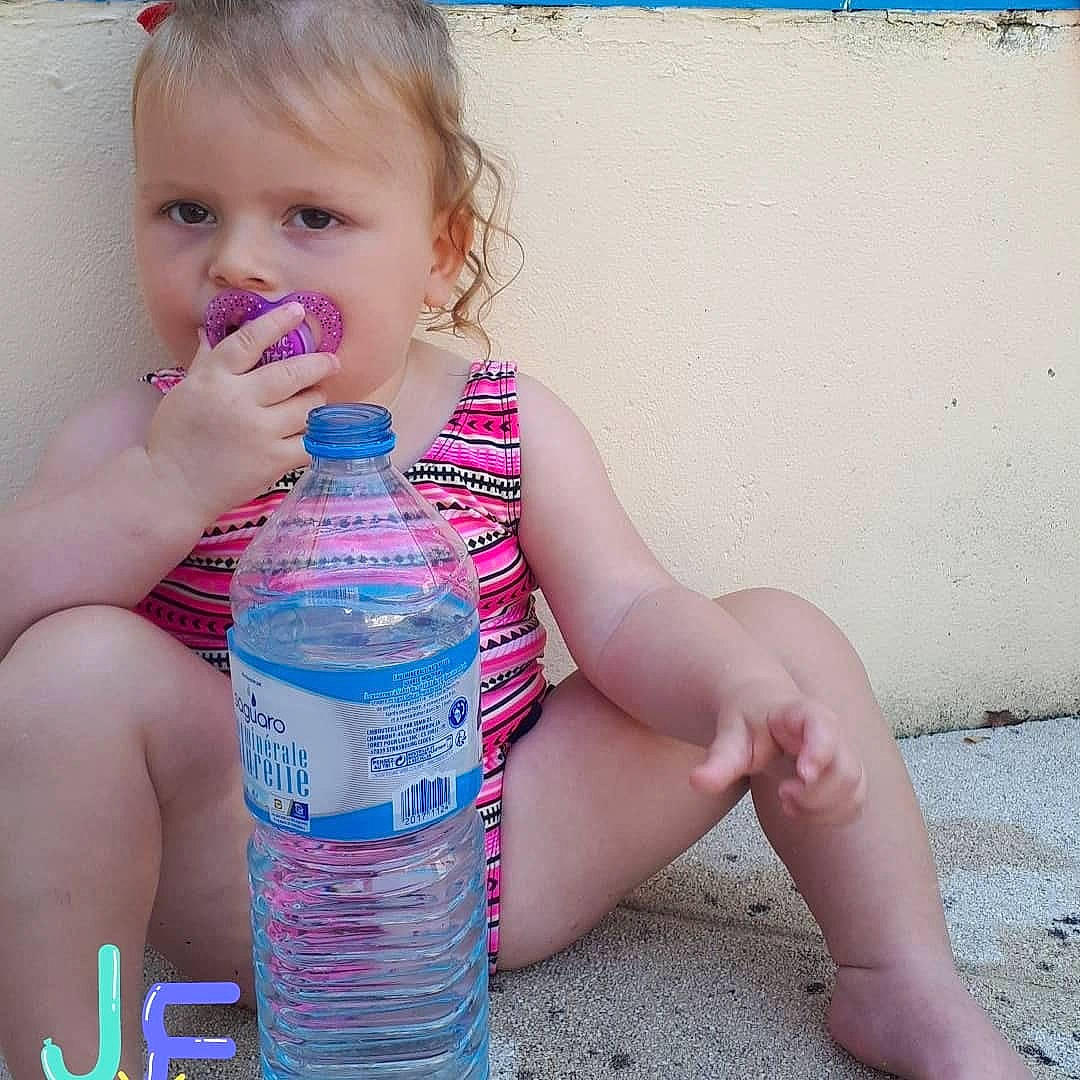 Maëlys a rejoint le concours — aidez-le/la à gagner de superbes lots ! baby, bottle, child, drink, drinking_water, person, plastic_bottle, play, toddler, water, water_bottle