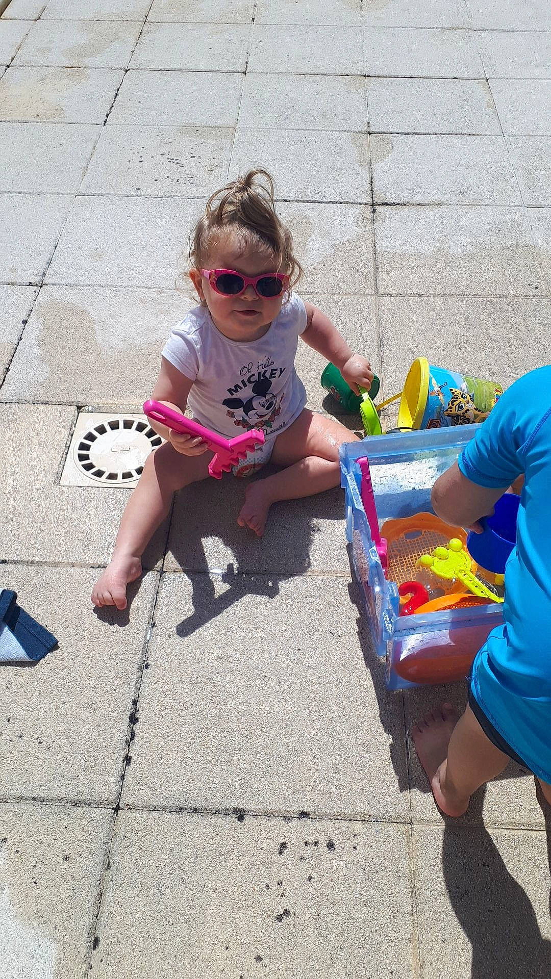 Maëlys participe au concours pour gagner de l'argent avec cette photo : child, fun, person, play, recreation, sand, sidewalk, sitting, summer, toddler, vacation
