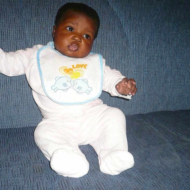 Aïsha participe au concours pour gagner de l'argent avec cette photo : arms_outstretched, baby, bib, blue_background, child, comfortable, couch, cute, dolphin_design, expression, face, home, indoor, infant, person, portrait, sitting, soft_fabric, white_clothing, young